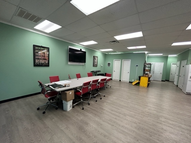 More Photos Of 1723-1729 George Washington Mem Hwy, Yorktown Warehouse For Lease