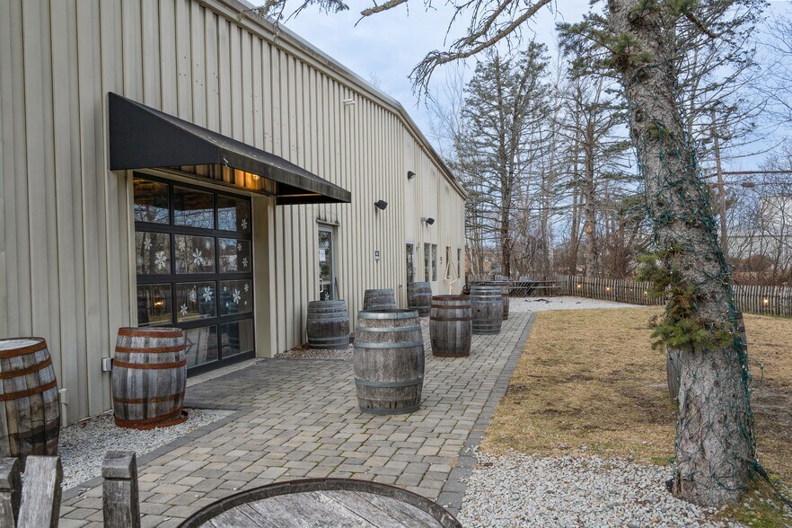 More Photos Of 95 Woodrock Rd, Weymouth Warehouse For Lease