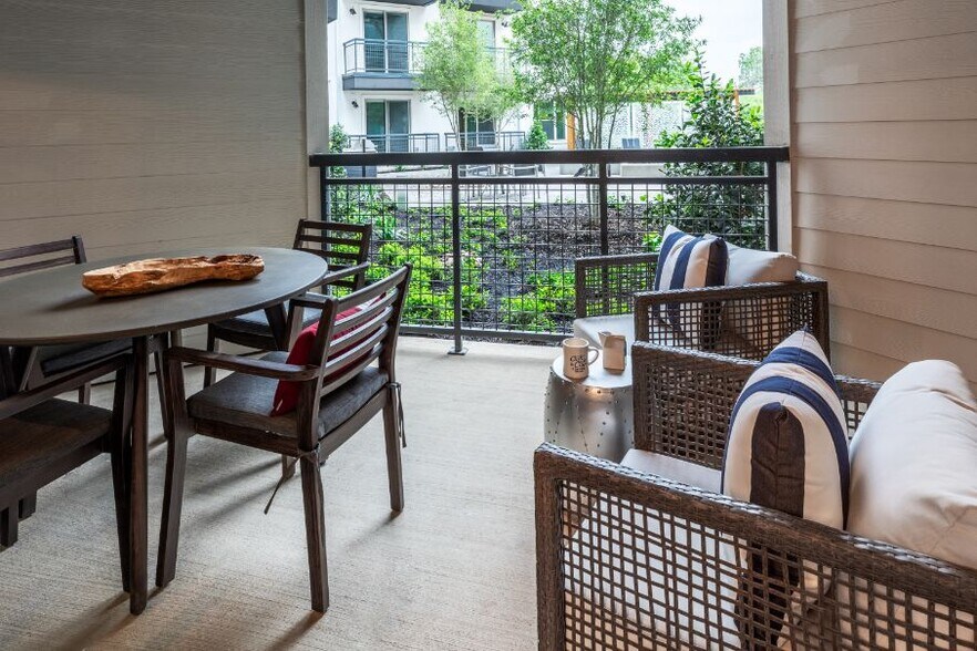 More Photos Of 305 W Commerce St, Dallas Apartments For Lease