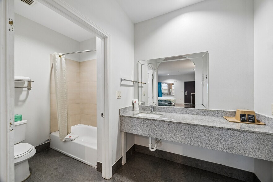 More Photos Of 14621 Highway 59 N, Humble Hotel For Sale