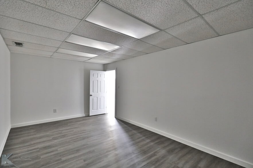 More Photos Of 411 E South 11th St, Abilene Warehouse For Lease