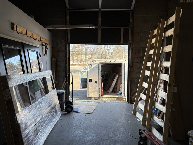 More Photos Of 1000 E Industrial Park Dr, Manchester Service For Lease