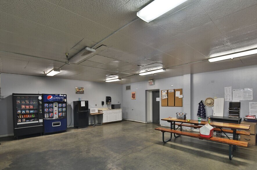 More Photos Of 6001 Snow Rd, Bakersfield Warehouse For Lease