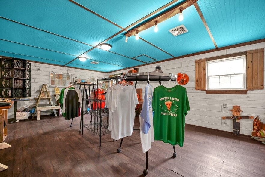 More Photos Of 11850 Walnut St, Adelphi Restaurant For Sale