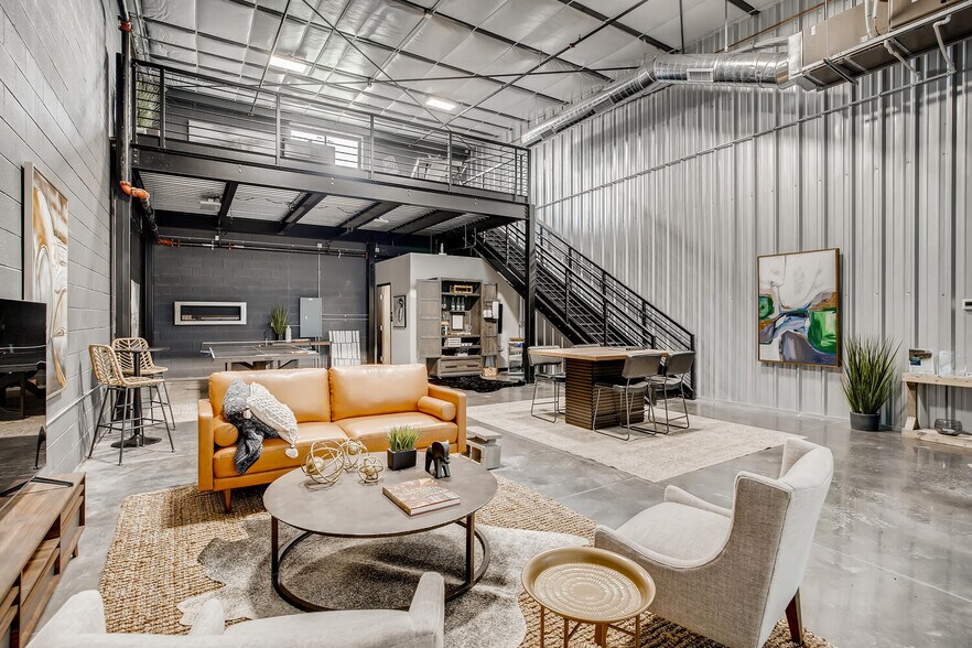 More Photos Of 105 Depot Dr, Belgrade Showroom For Lease