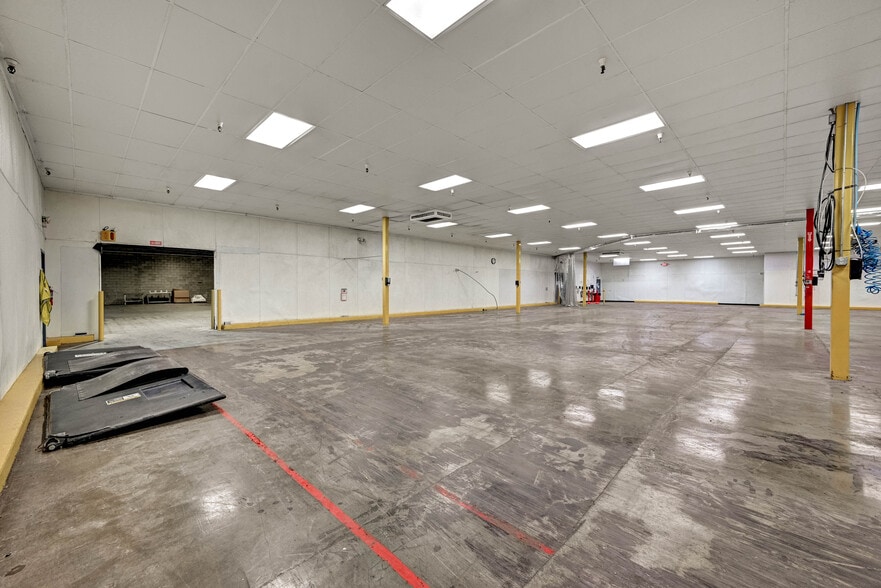 More Photos Of 100 Chamber Plz, Charleroi Supermarket For Lease