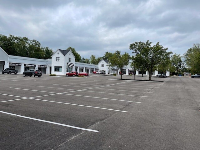 More Photos Of 120-180 E Olentangy St, Powell Unknown For Lease