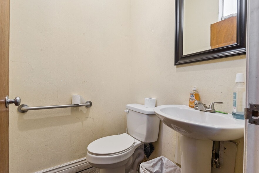 More Photos Of 107 S 14th St, Leesburg General Retail For Sale
