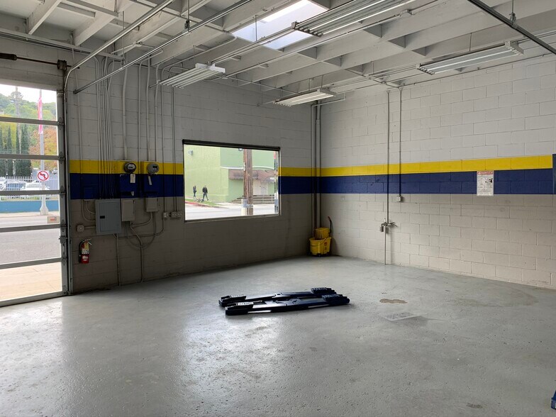 More Photos Of 11481 Ventura Blvd, Studio City Auto Repair For Lease
