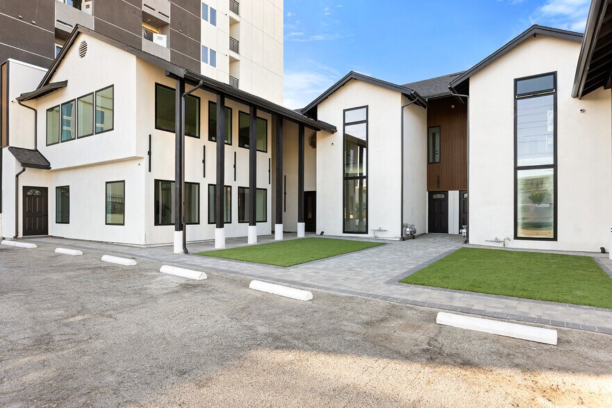 More Photos Of 21107-21115 Vanowen St, Canoga Park Medical For Lease