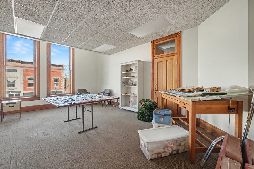 More Photos Of 116B W Walnut St, Rogers Office For Lease