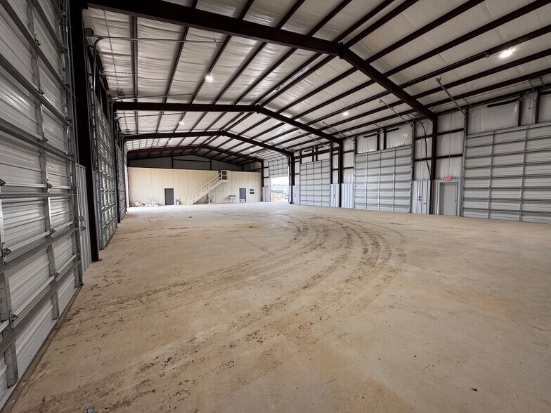 More Photos Of 772 County Road 429, Pleasanton Distribution For Lease
