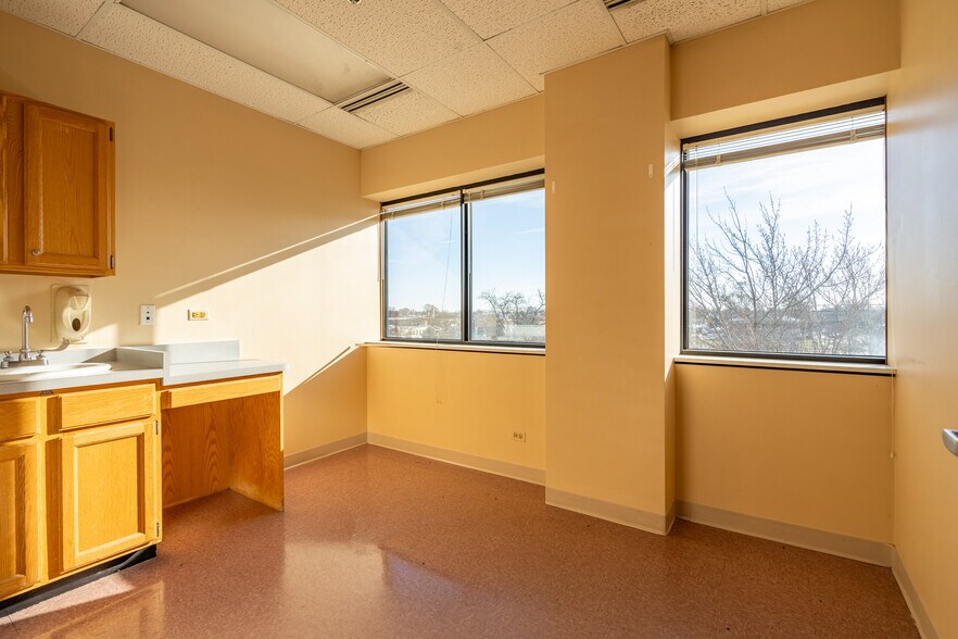 More Photos Of 1111 Superior St, Melrose Park Medical For Lease