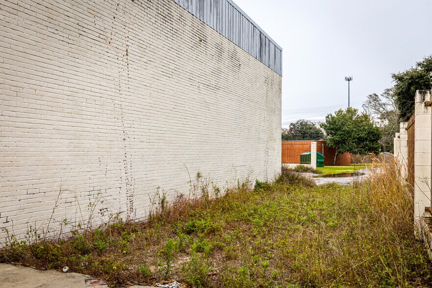 More Photos Of 4914 Main St, Moss Point Storefront For Sale