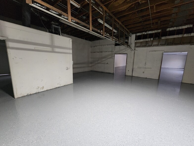 More Photos Of 284 S Center St, Pierson Auto Repair For Lease