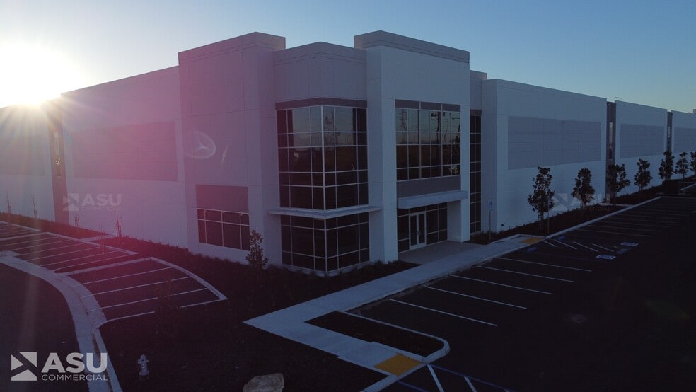 More Photos Of 2204 Coffee Rd, Bakersfield Showroom For Lease