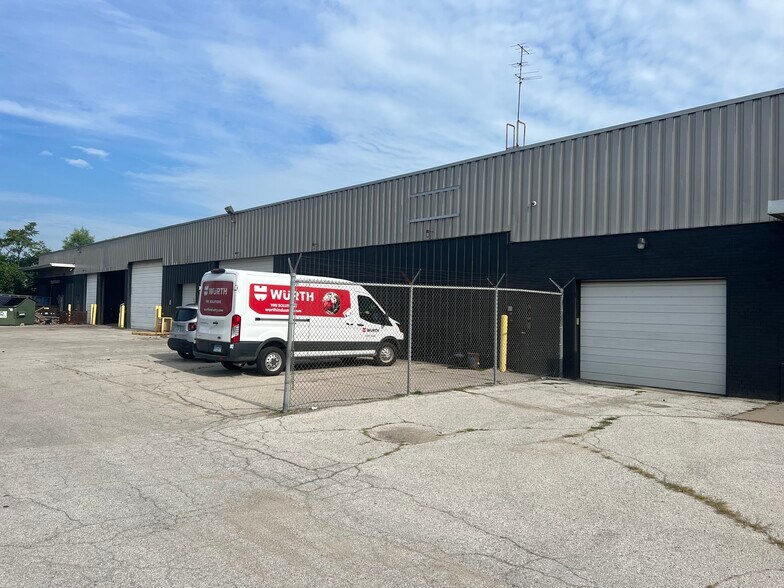 More Photos Of 2300 Delaware Ave, Des Moines Warehouse For Lease