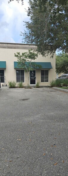 More Photos Of 1076 Business Ln, Naples Showroom For Sale