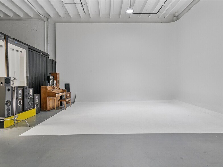 More Photos Of 251-253 NE 69th St, Miami Warehouse For Lease