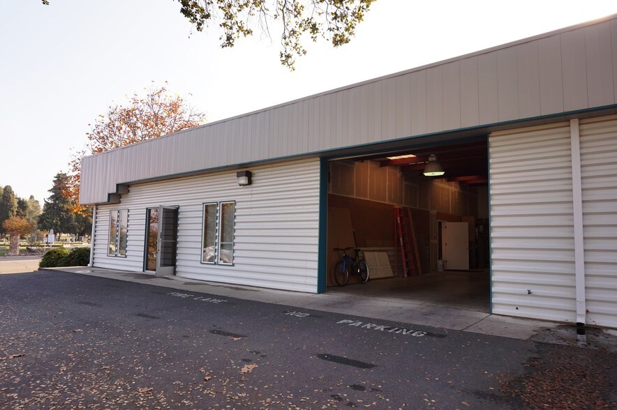 More Photos Of 538 S 5th Ave, Oakdale Light Distribution For Sale