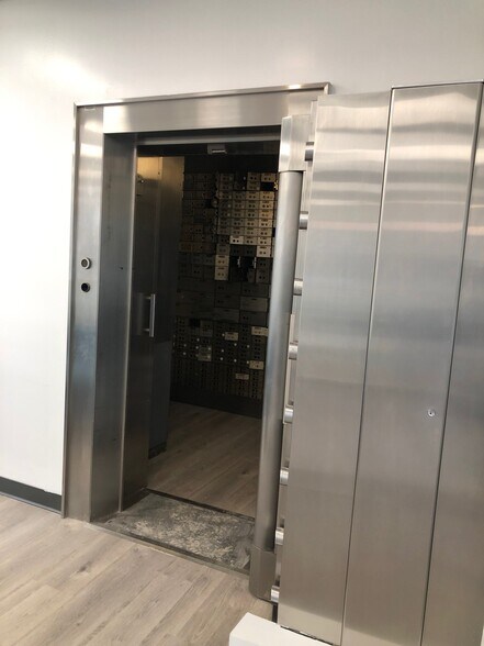 More Photos Of 263 Sea Cliff Ave, Sea Cliff Bank For Lease