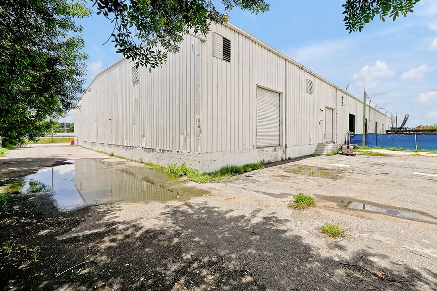 More Photos Of 11435 Rocket Blvd, Orlando Warehouse For Lease