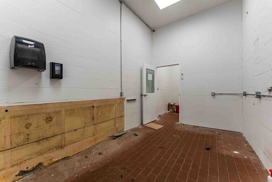 More Photos Of 500 Barrydowne Rd, Sudbury Manufacturing For Sale