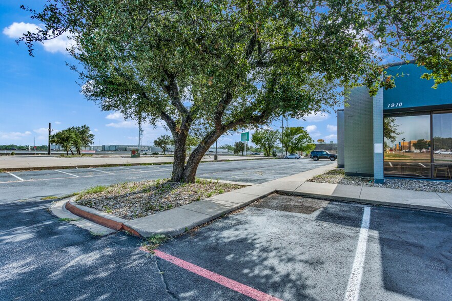 More Photos Of 1910 Pendleton Dr, Garland Flex For Lease