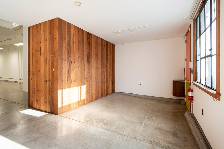 More Photos Of 450 Clementina St, San Francisco Showroom For Lease