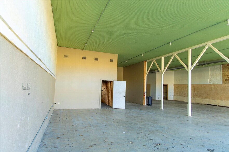 More Photos Of 1020 Halsell St, Bridgeport Flex For Sale