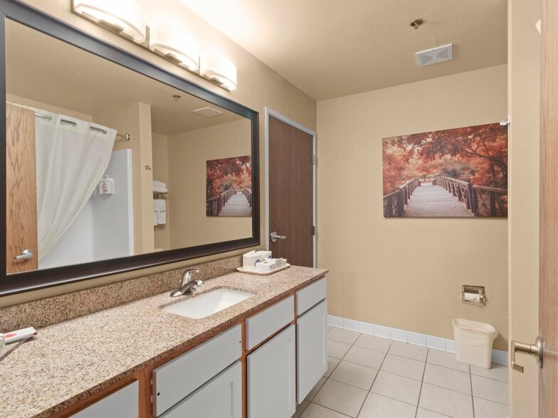More Photos Of 1001 W College, Oak Creek Hotel For Sale