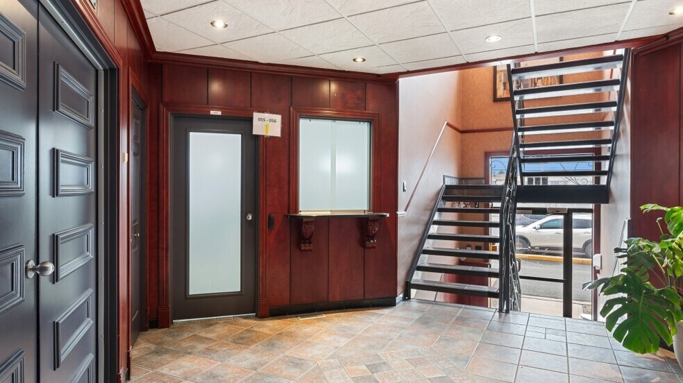 More Photos Of 230 Boul Saint-Joseph O, Drummondville Office For Lease