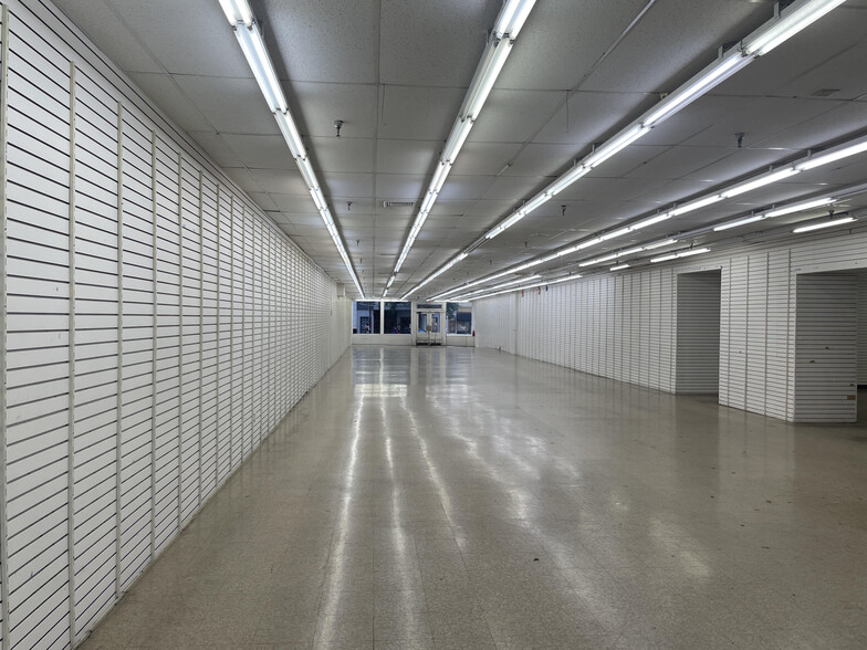 More Photos Of 39-41 N Queen St, Lancaster General Retail For Lease