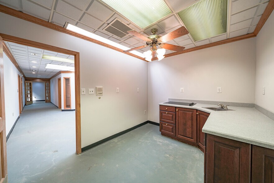 More Photos Of 8023 Malcolm Rd, Clinton Medical For Lease