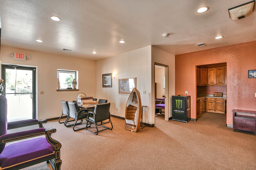 More Photos Of 202 Daisy Dr, Granbury Manufacturing For Sale