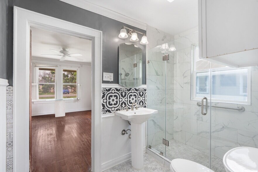 More Photos Of 200 Elm St, Buda Office For Sale
