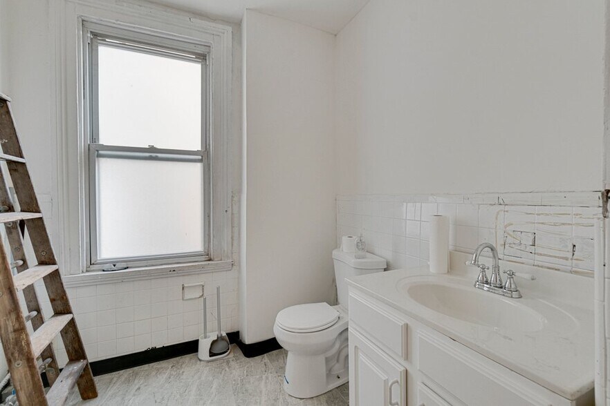 More Photos Of 2112 N Charles St, Baltimore Office For Sale