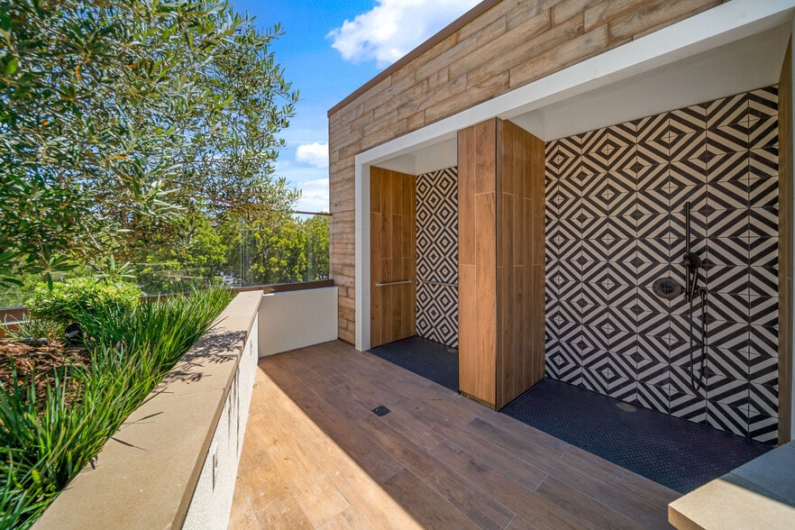 More Photos Of 585 Anton Blvd, Costa Mesa Apartments For Lease