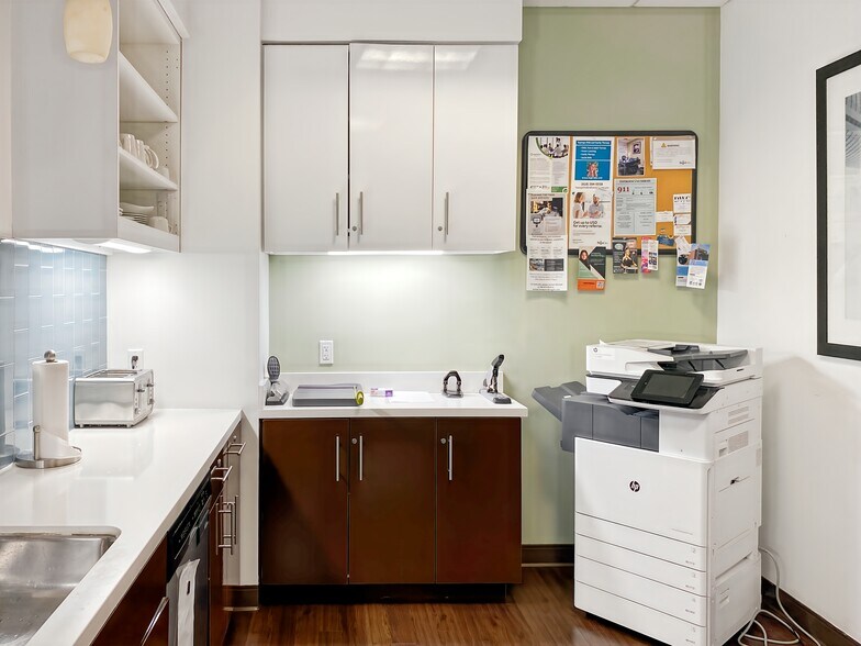 More Photos Of 6303 Owensmouth Ave, Woodland Hills Coworking Space