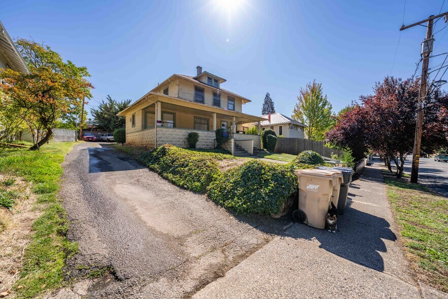More Photos Of 807 NW 5th St, Grants Pass Apartments For Sale