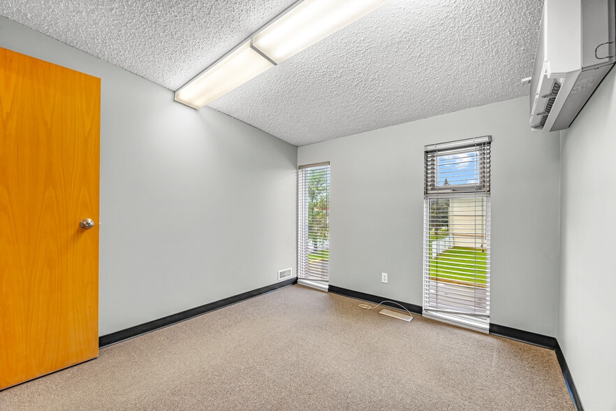 More Photos Of 5402 44 St, Lloydminster Freestanding For Sale