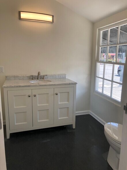 More Photos Of 11659 Riverside Dr, North Hollywood Storefront For Sale