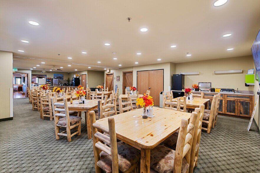 More Photos Of 1424 W Pine St, Pinedale Hotel For Sale