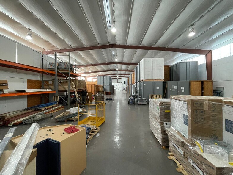 More Photos Of 3306 Waterfield Rd, Lakeland Warehouse For Lease