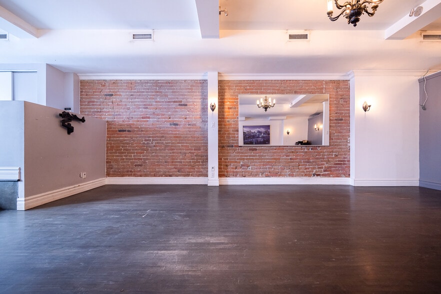 More Photos Of 1583 Rue Saint-Hubert, Montréal Medical For Sale