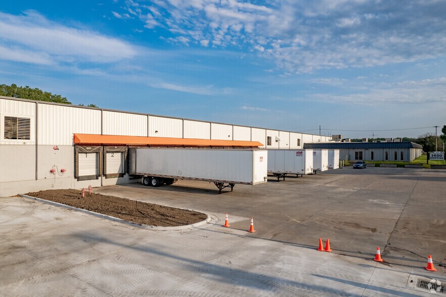 More Photos Of 1650-1690 N Topping Ave, Kansas City Warehouse For Lease