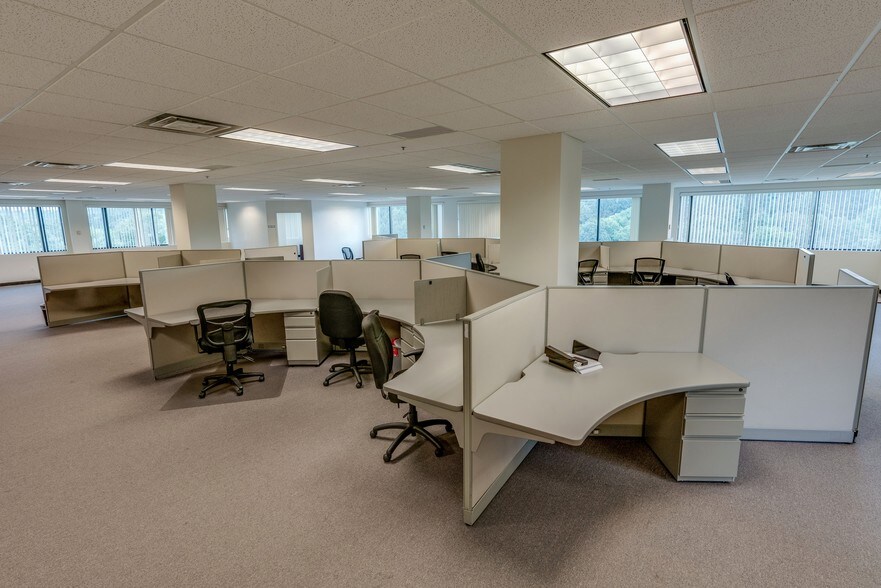 More Photos Of 6000 Brooktree Rd, Wexford Office For Lease