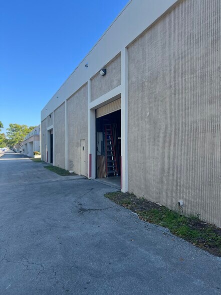 More Photos Of 4099 N Dixie Hwy, Boca Raton Light Manufacturing For Lease