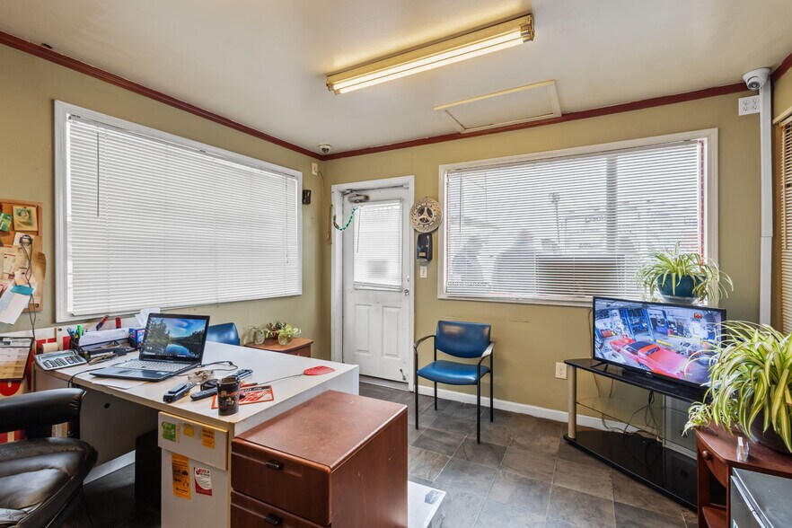 More Photos Of 1001-1003 Calumet Ave, Valparaiso Auto Repair For Sale