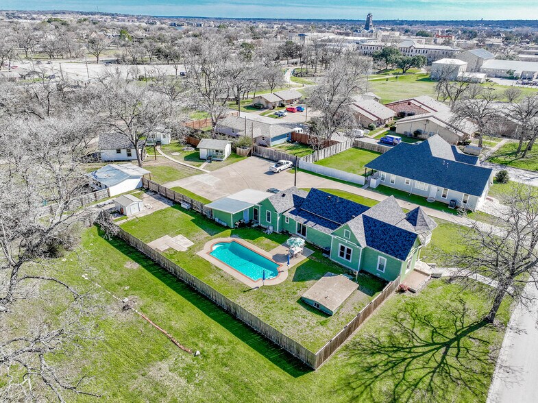 More Photos Of 512 N Travis St, Granbury Hospitality For Sale